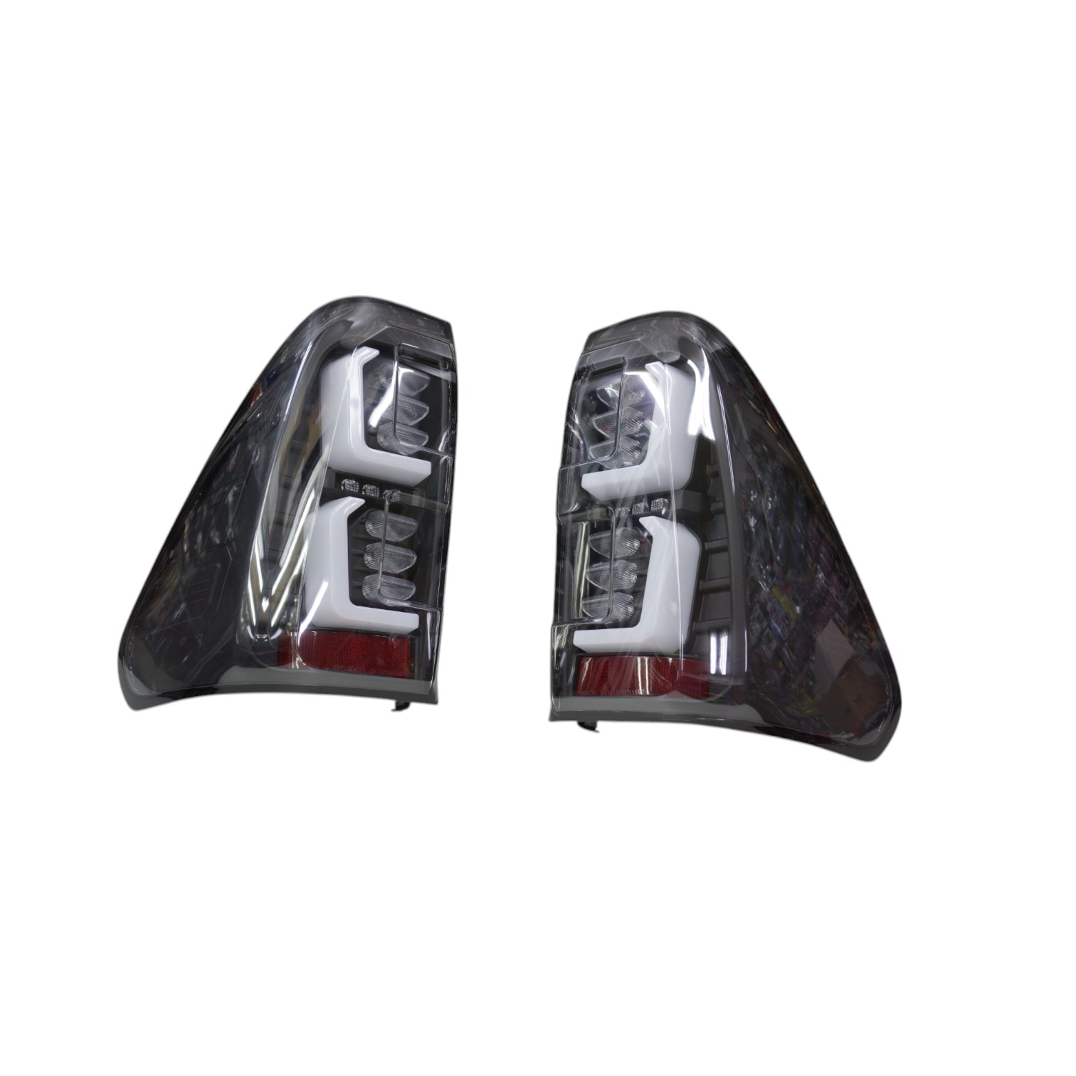 DSC07947-Photoroom.jpg Focos traseros full LED Toyota Hilux Revo 15-24 fondo negro Sonar - Imagen 1